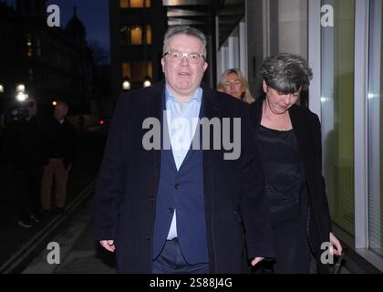 Lord Tom Watson lascia il Rolls Building a Londra. Il duca del Sussex e l'ex vice leader laburista Lord Tom Watson stanno intentando un'azione legale contro News Group Newspapers (NGN), editore del Sun e l'ormai defunto News of the World, per accuse di raccolta illegale di informazioni. Data foto: Martedì 21 gennaio 2025. Foto Stock