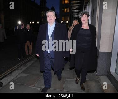 Lord Tom Watson lascia il Rolls Building a Londra. Il duca del Sussex e l'ex vice leader laburista Lord Tom Watson stanno intentando un'azione legale contro News Group Newspapers (NGN), editore del Sun e l'ormai defunto News of the World, per accuse di raccolta illegale di informazioni. Data foto: Martedì 21 gennaio 2025. Foto Stock