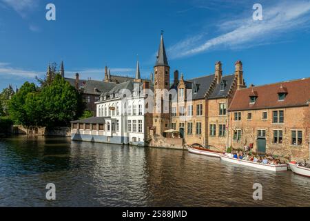 Turisti in barca su un canale, tour turistico in barca a Bruges, Belgio Foto Stock