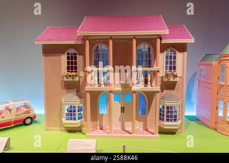 Barbie Magical Mansion (1990) presso Barbie - The Exhibition (2024-2025), Design Museum, Londra, Inghilterra Foto Stock