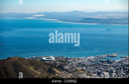 Vista aerea della città del Capo dalla stazione della funivia di Table Mountain, cielo blu Foto Stock