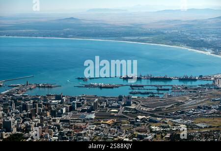 Vista aerea della città del Capo dalla stazione della funivia di Table Mountain, cielo blu Foto Stock