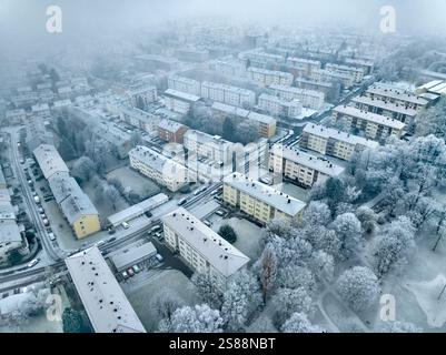 Foto aerea di una zona innevata con edifici residenziali nella città di Kornwestheim nel Baden-Wuerttemberg, Germania Foto Stock
