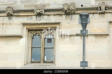 Fuoriserie e gargoyle al Maudlin College di Oxford. Foto Stock