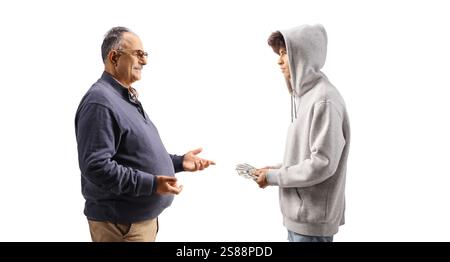 Un tizio che offre soldi ad un uomo maturo isolato su sfondo bianco Foto Stock