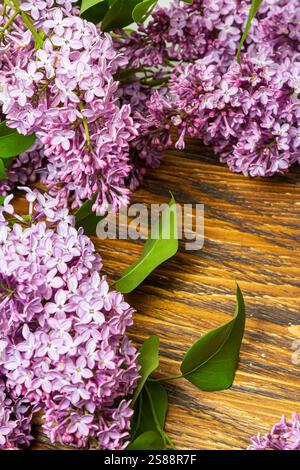 Bella primavera fiori lilla su una tavola di legno vintage con posto per il testo. Syringa vulgaris. Buona carta di auguri per la Festa della mamma. Vista dall'alto. Copia spac Foto Stock