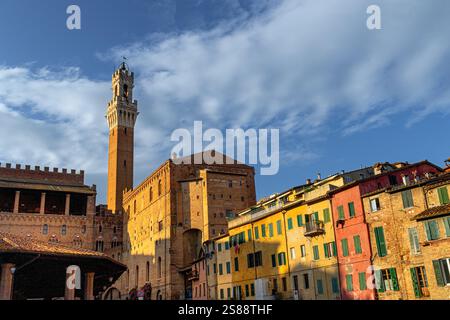 La Torre del Mangia e il retro del Palazzo pubblico, visto da Piazza mercato a Siena Foto Stock
