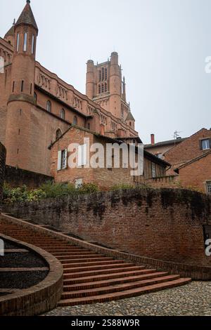 Suggestivo esterno della Cattedrale di Sainte-Cecile ad Albi, Occitanie, Francia. Questa immagine mostra l'imponente facciata in mattoni rossi dell'edificio costruito in mattoni Foto Stock