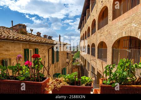 La vista dal balcone del Santuario di Santa Caterina verso una casa con persiane verdi sul Vicolo del Tiratoio a Siena Foto Stock