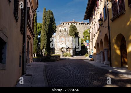 Chiesa e Castello di Santo Spirito a Gorizia. Sorge tra le mura dell'antico borgo, che le fonti medievali citano come Terra alta. Friuli Venez Foto Stock
