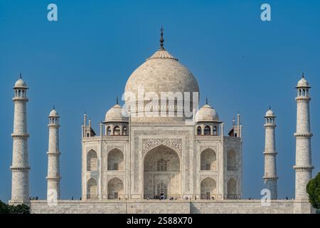 India. Stato di Uttar Pradesh. Agra. Taj Mahal. Mausoleo di marmo bianco costruito dall'imperatore musulmano Shah Jahan in memoria di sua moglie Mumtaz Mahal. Foto Stock