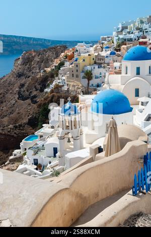 Villaggio di Oia sull'isola di Santorini, Grecia Foto Stock