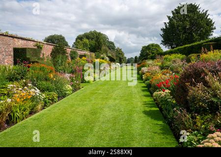 Famosi confini con piante erbacee doppie ad Arley Hall and Gardens nel Cheshire, Inghilterra. Foto Stock