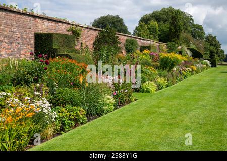 Famosi confini con piante erbacee doppie ad Arley Hall and Gardens nel Cheshire, Inghilterra. Foto Stock