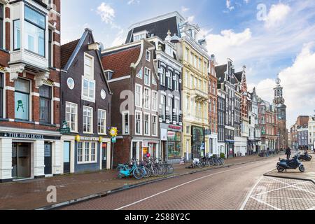 Amsterdam, Paesi Bassi, 9 gennaio 2022; Case medievali sui canali lungo l'Amstel nel centro di Amsterdam. Foto Stock