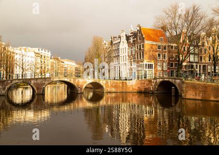 Case medievali sui canali lungo la Keizersgracht nel centro di Amsterdam. Foto Stock