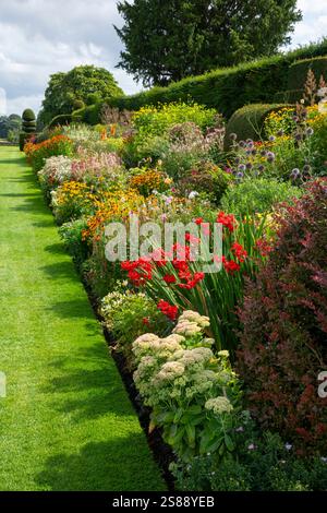 Famosi confini con piante erbacee doppie ad Arley Hall and Gardens nel Cheshire, Inghilterra. Foto Stock