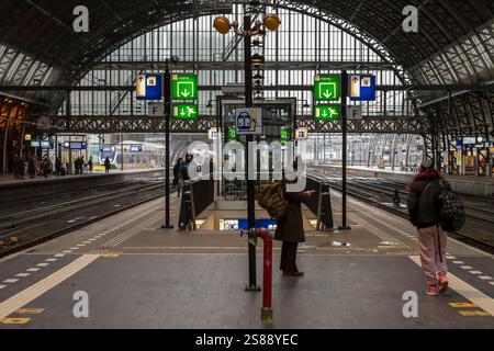 La gente aspetta sulla piattaforma della stazione ferroviaria centrale di Amsterdam, nei Paesi Bassi. Foto Stock