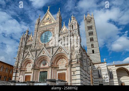 La facciata esterna e il campanile della Cattedrale di Siena , una Cattedrale del XIII secolo situata in Piazza del Duomo, Siena, Italia Foto Stock
