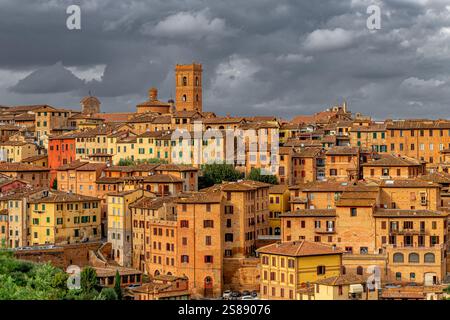 La bellissima e storica città medievale di Siena nella regione Toscana d'Italia Foto Stock