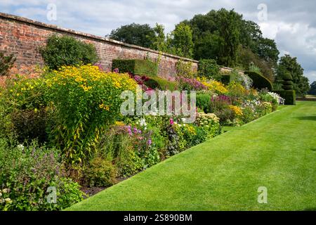 Famosi confini con piante erbacee doppie ad Arley Hall and Gardens nel Cheshire, Inghilterra. Foto Stock