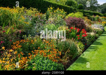 Famosi confini con piante erbacee doppie ad Arley Hall and Gardens nel Cheshire, Inghilterra. Foto Stock