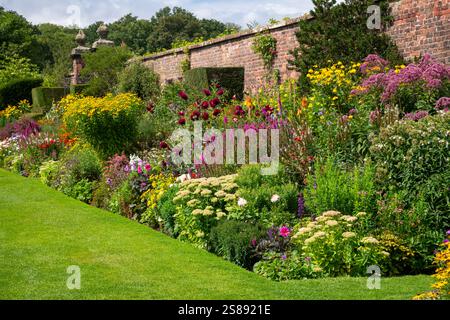 Famosi confini con piante erbacee doppie ad Arley Hall and Gardens nel Cheshire, Inghilterra. Foto Stock