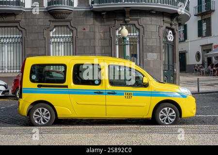Taxi giallo Renault Kangoo Mini Van parcheggiato nel centro di Funchal a Madeira Foto Stock