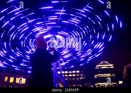 Errore EDITORIALE di Vendel & de Wolf in mostra al festival annuale delle luci invernali di Canary Wharf nella zona est di Londra. Data foto: Lunedì 20 gennaio 2025. Foto Stock