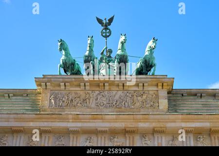 Quadriga sulla porta di Brandeburgo Berlino Germania. La statua della Quadriga alata in cima alla porta di Brandeburgo nel centro di Berlino, Germania. Foto Stock