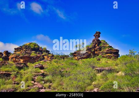 Formazione rocciosa erosa di antica pietra arenaria rossa stratificata nel parco nazionale di Mirima, vicino a Kununurra, Kimberleys orientale, nel nord dell'Australia occidentale Foto Stock