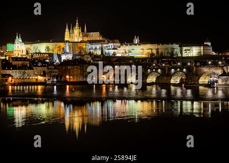 Vista del quartiere Mala strana di Praga, affacciato sul fiume Moldava e sul Ponte Carlo verso la cattedrale di San Vito. Foto Stock