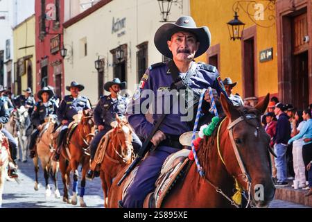 San Miguel de Allende, Messico. 21 gennaio 2025. La polizia messicana a cavallo attraversa il centro storico durante una parata che celebra il compleanno del martire messicano Ignacio Allende, 21 gennaio 2025 a San Miguel de Allende, Messico. Crediti: Richard Ellis/Richard Ellis/Alamy Live News Foto Stock