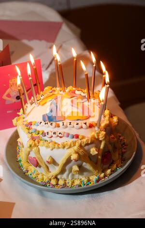 Una torta del 13° compleanno ispirata a Taylor Swift fotografata ad una festa di compleanno per bambini a Chichester, West Sussex, Regno Unito. Foto Stock