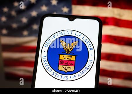 Canada. 21 gennaio 2025. In questa immagine, il logo DOL (United States Department of Labor) viene visualizzato sullo schermo di uno smartphone con la bandiera americana sullo sfondo. (Credit Image: © Thomas Fuller/SOPA Images via ZUMA Press Wire) SOLO PER USO EDITORIALE! Non per USO commerciale! Foto Stock