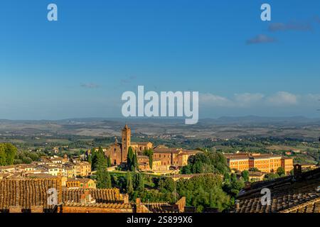 Chiesa di Santa Maria dei Servi in stile romanico, chiesa cattolica romana su una collina a Siena, Italia Foto Stock