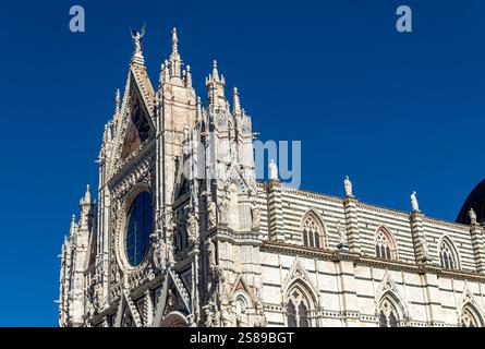 L'esterno della Cattedrale di Siena, un'illustre cattedrale romanica e gotica del XIII secolo con uno dei più bei interni d'Italia, Siena, Italia Foto Stock