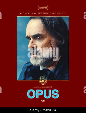 Opus (2025) diretto da Mark Anthony Green e interpretato da Murray Bartlett nel ruolo di James Harrison. Una giovane scrittrice viene invitata nel remoto complesso di una leggendaria pop star che scomparve misteriosamente trent'anni fa, solo per ritrovarsi intrappolata nel suo piano contorto. SOLO PER USO EDITORIALE PER poster di caratteri USA. Credito: BFA / A24 Foto Stock