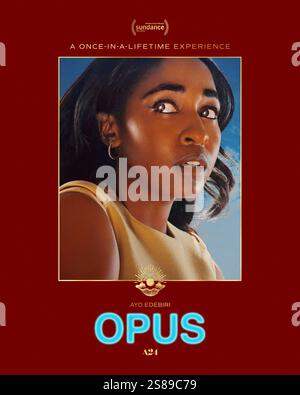 Opus (2025) diretto da Mark Anthony Green e interpretato da Ayo Edebiri nel ruolo di Ariel Ecton. Una giovane scrittrice viene invitata nel remoto complesso di una leggendaria pop star che scomparve misteriosamente trent'anni fa, solo per ritrovarsi intrappolata nel suo piano contorto. SOLO PER USO EDITORIALE PER poster di caratteri USA. Credito: BFA / A24 Foto Stock