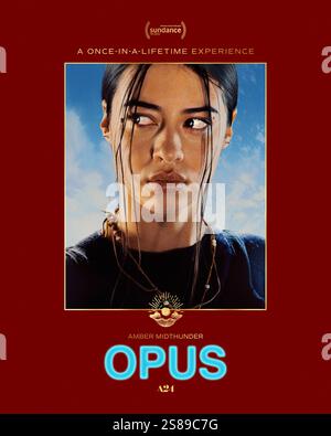 Opus (2025) diretto da Mark Anthony Green e interpretato da Amber Midthunder nel ruolo di Belle. Una pop star solitaria emerge dopo 30 anni di silenzio per ospitare un'esperienza di ascolto esclusiva che prende una piega sinistra. SOLO PER USO EDITORIALE PER poster di caratteri USA. Credito: BFA / A24 Foto Stock