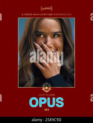 Opus (2025) diretto da Mark Anthony Green e interpretato da Juliette Lewis nel ruolo di Sarah Mitchell. Una giovane scrittrice viene invitata nel remoto complesso di una leggendaria pop star che scomparve misteriosamente trent'anni fa, solo per ritrovarsi intrappolata nel suo piano contorto. SOLO PER USO EDITORIALE PER poster di caratteri USA. Credito: BFA / A24 Foto Stock