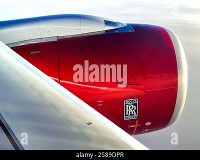 In rotta da Londra a Miami, 3 gennaio 2025: Vista ravvicinata di uno dei motori a reazione Rolls-Royce su un Airbus A330 Virgin Atlantic. Foto Stock
