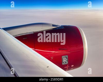 In rotta da Londra a Miami, 3 gennaio 2025: Vista ravvicinata di uno dei motori a reazione Rolls-Royce su un Airbus A330 Virgin Atlantic. Foto Stock