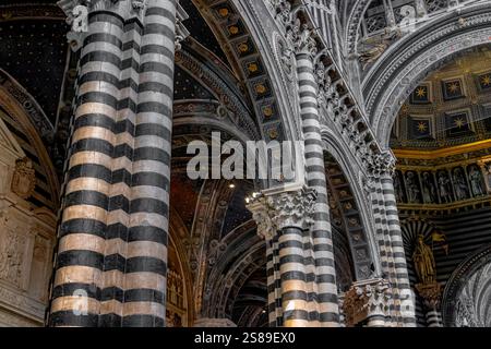 L'incredibile interno della Cattedrale di Siena, una chiesa medievale del XIII secolo con le sue caratteristiche pareti e colonne a strisce bianche e nere, Siena, Italia Foto Stock
