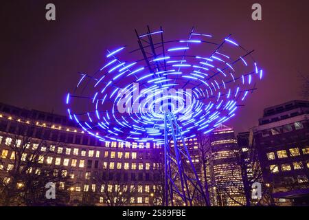 Londra, Regno Unito. 21 gennaio 2025. L'installazione "Error" di Vendel & de Wolf al Westferry Circus. Per la sua nona edizione, il sentiero delle luci invernali porta i visitatori in un viaggio attraverso 12 spettacolari installazioni di luci, oltre a diverse opere d'arte di luce permanente. Crediti: Imageplotter/Alamy Live News Foto Stock