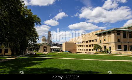 Edificio dell'università Carnegie Mellon nel campus dell'Università di Pittsburgh a Pittsburgh, Pennsylvania, in un giorno d'estate. Foto Stock