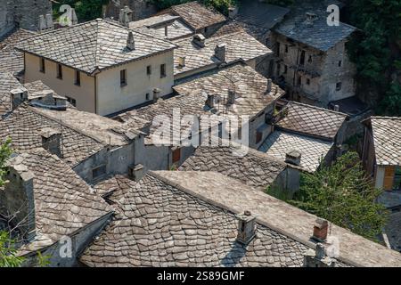 Tetti in ardesia in una casa in Valle d'Aosta Foto Stock