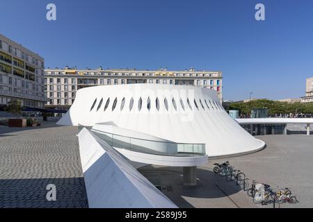 Le Havre, Francia - Vista sul complesso immobiliare le Volcan, centro culturale a le Havre inaugurato nel 1982 e progettato da Oscar Niemeyer. Foto Stock