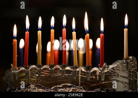 Una menorah l'ottava notte di Hanukkah con tutte le candele accese Foto Stock