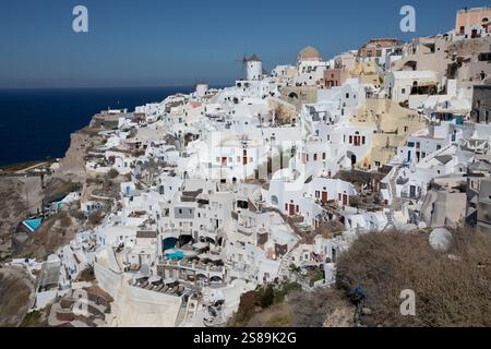 Case bianche di Santorini che si arrampicano sulla scogliera, vista sul mare. Foto Stock